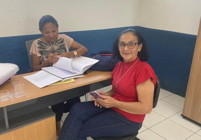 SERVIDORES ORGANIZAM DOCUMENTOS NA SECRETARIA MUNICIPAL DE EDUCAÇÃO